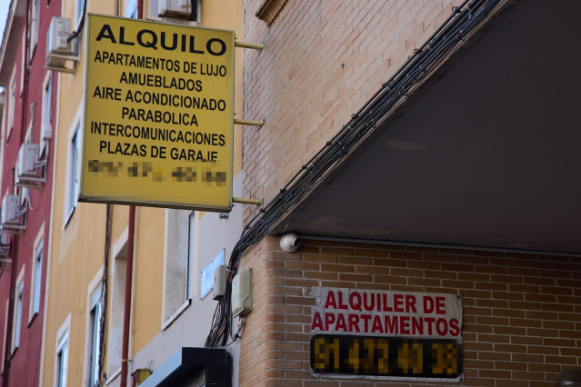 Archivo - Carteles de alquiler, a 13 de abril de 2024, en Madrid (España).