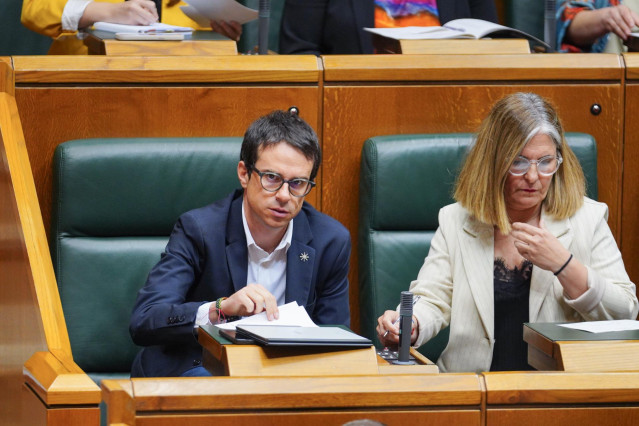 Pello Otxandiano y Nerea Kortajarena del Parlamento Vasco