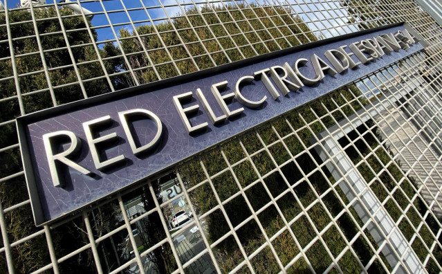 Archivo - Letrero del Grupo Red Eléctrica de España