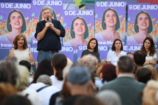El coordinador de Alianza Verde, Juantxo López de Uralde, interviene durante el inicio de la campaña electoral de Podemos, en la plaza de Arturo Barea, a 23 de mayo de 2024, en Madrid (España).