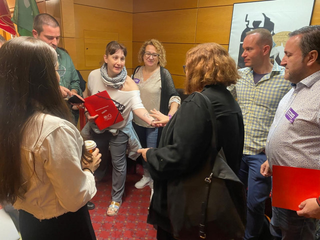 La vicepresidenta primera de la Comisión de Hacienda y portavoz de Hacienda de Sumar en el Congreso, Engracia Rivera, saludando a los delegados sindicales encerrados en la Dirección General de la AEAT