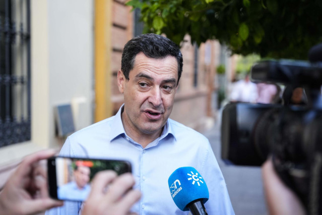 El presidente de la Junta de Andalucía, Juanma Moreno, atiende a los medios de comunicación durante la noche electoral en la sede del PP-A, a 9 de junio de 2024, en Sevilla (Andalucía, España). (Foto de archivo).