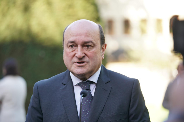 Archivo - El presidente del PNV, Andoni Ortuzar, asiste a la capilla ardiente del exlehendakari José Antonio Ardanza, en el Palacio de Ajuria Enea, a 10 de abril de 2024, en Vitoria-Gasteiz