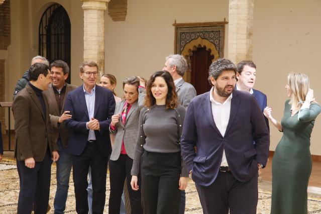 Archivo - La presidenta de la Comunidad de Madrid, Isabel Díaz Ayuso, (i) junto al presidente de la Comunidad de Murcia, Fernando López Miras, (d) durante la clausura el acto de presentación de la 'Declaración de Córdoba' en el Palacio de Congresos, a 10