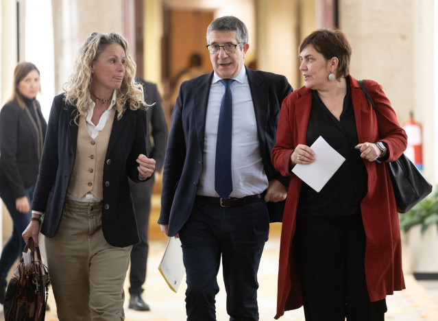 Archivo - La secretaria general del Grupo Socialista en el Congreso, Montse Mínguez, a la izquierda, con el portavoz, Patxi López, y la diputada Patricia Blanquer.