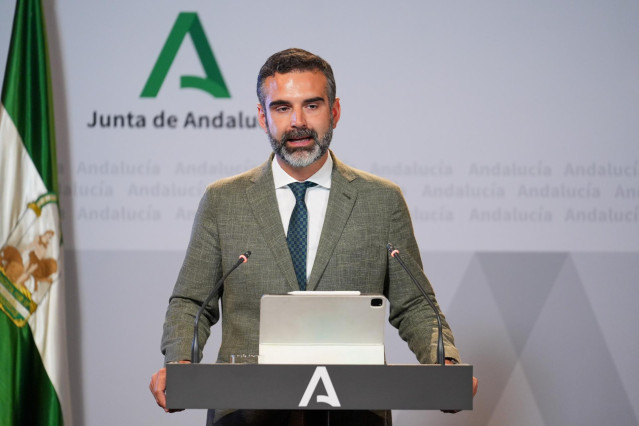 El consejero de Sostenibilidad, Medio Ambiente y Economía Azul y portavoz del gobierno andaluz, Ramón Fernández-Pacheco interviene durante la rueda de prensa. A 11 de junio  de 2024, en Sevilla (Andalucía, España). Rueda de prensa posterior a la reunión d
