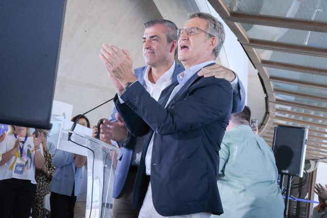 El presidente del PP de Canarias, Manuel Domínguez (i), y el presidente del PP, Alberto Núñez Feijóo (d), durante un mitin, a 3 de junio de 2024, en Santa Cruz de Tenerife, Tenerife, Canarias (España).