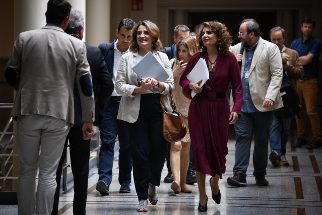 La vicepresidenta tercera y ministra para la Transición Ecológica y el Reto Demográfico, Teresa Ribera y la vicepresidenta primera del Gobierno, ministra de Hacienda y vicesecretaria general del PSOE, María Jesús Montero)  en el Senado