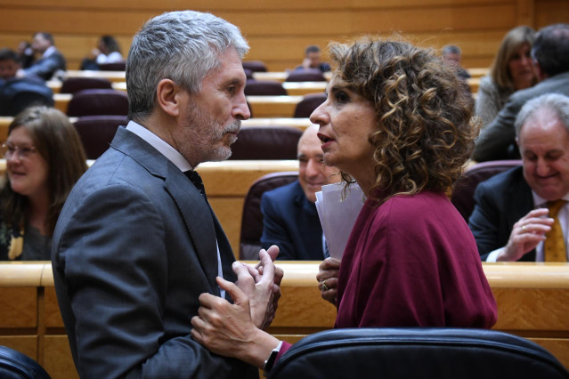 El ministro del Interior, Fernando Grande-Marlaska, y la vicepresidenta primera del Gobierno, María Jesús Montero, durante una sesión de control al Gobierno en el Senado