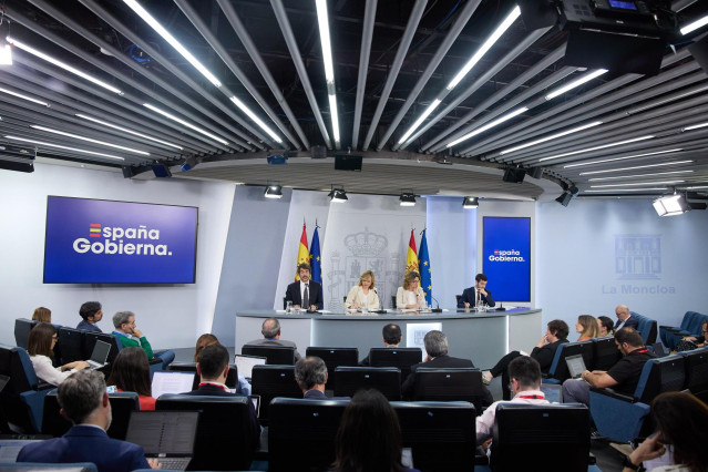 (I-D) El ministro de Cultura, Ernest Urtasun; la portavoz del Gobierno y ministra de Educación, Formación Profesional y Deportes, Pilar Alegría; la vicepresidenta tercera y ministra para la Transición Ecológica y el Reto Demográfico, Teresa Ribera; y el m