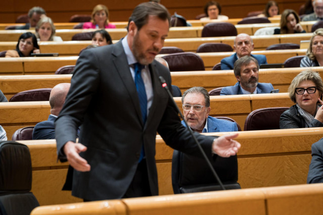 El ministro de Transportes y Movilidad Sostenible, Óscar Puente, interviene durante una sesión de control, en el Senado, a 14 de mayo de 2024, en Madrid (España).