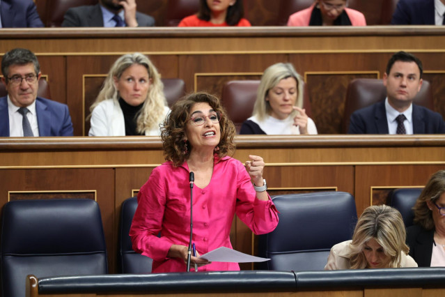 Archivo - La vicepresidenta primera y ministra de Hacienda, María Jesús Montero