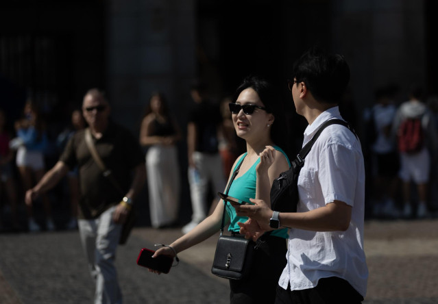 Turistas caminan por las calles de Madrid.