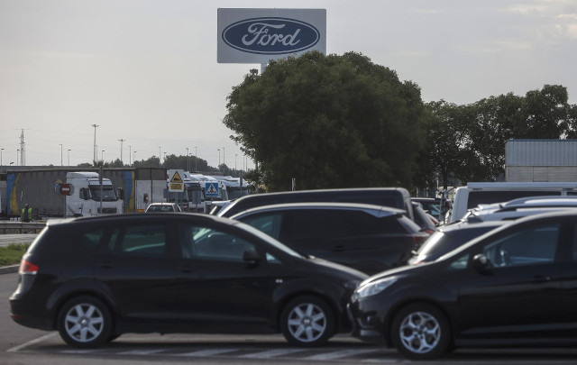 Archivo - Coches aparcados en la entrada de la factoría de Ford España, en Almussafes en el polígono industrial Rey Juan Carlos I, a 21 de octubre de 2022, en Almusafes, Valencia, Comunidad Valenciana (España).