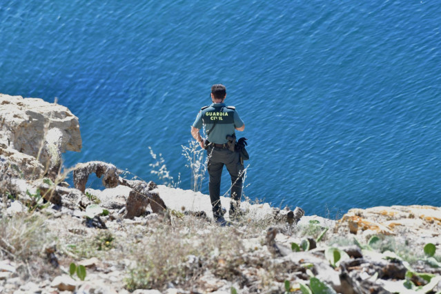 Archivo - Imagen de archivo de un agente de la Guardia Civil observa las costas de Ceuta después de haber llegado dos migrantes