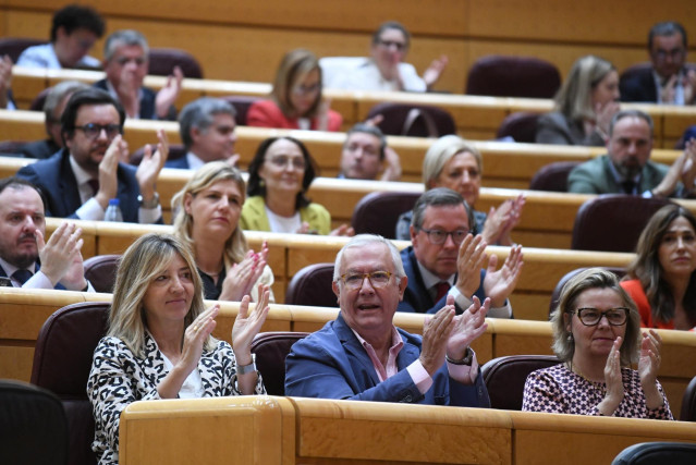 (I-D) En la primera fila, la portavoz del PP en el Senado, Alicia García, el senador del PP Javier Arenas, y la portavoz adjunta del PP María Salom Coll, durante una sesión plenaria en el Senado, a 16 de mayo de 2024, en Madrid (España). Tras la aprobació