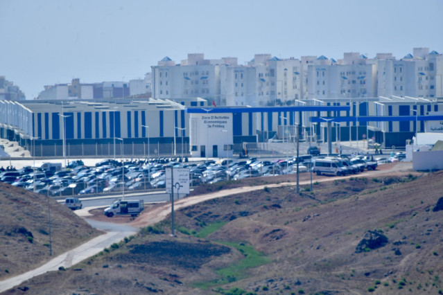 Archivo - Varios vehículos esperan para entrar a Ceuta en una explanada habilitada en la nueva zona comercial de Castillejos por la Operación Paso del Estrecho