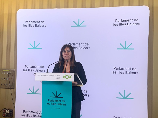 La portavoz de Vox en el Parlament, Manuela Cañadas, en una rueda de prensa.