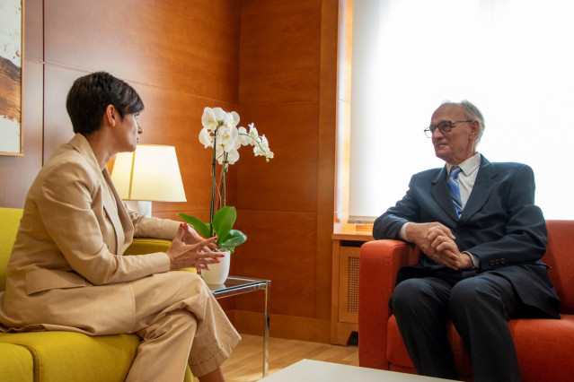 La ministra de Vivienda y Agenda Urbana, Isabel Rodríguez, junto al Consejo Económico y Social (CES), Antón Costas.