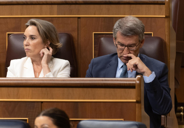 La secretaria general del PP, Cuca Gamarra, y el presidente del PP, Alberto Núñez Feijóo, durante una sesión de control en el Congreso de los Diputados, a 12 de junio de 2024, en Madrid (España). Durante el pleno del Congreso,  el líder del PP y el máximo