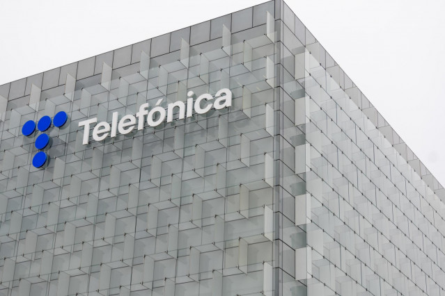 Archivo - Vista de la sede de Telefónica, a 28 de noviembre de 2023, en Madrid (España).