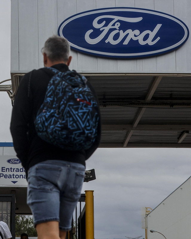 Un trabajador en la fábrica de Ford, a 12 de junio de 2024, en Almussafes, València, Comunidad Valenciana (España).