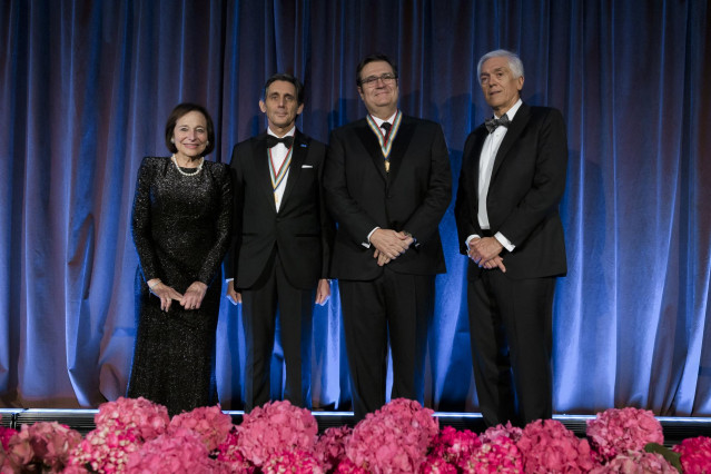 Archivo - En el centro, José María Álvarez-Pallete, presidente de Telefónica, y Agustín Coppel Luken, presidente del consejo y director general de Grupo Coppel, junto a Susan Segal, presidenta y CEO de AS/COA, y  Andres Gluski, presidente de la junta de A