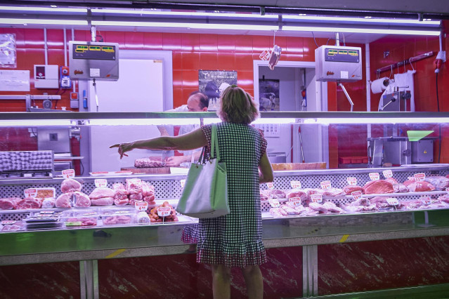 Archivo - Una mujer comprando en una carnicería