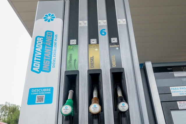 Surtidores de una gasolinera, a 7 de junio de 2024, en Madrid (España). El precio medio de los carburantes ha proseguido esta semana su tendencia a la baja iniciada en mayo, después de la espiral alcista registrada en los primeros cuatro meses de 2024. En