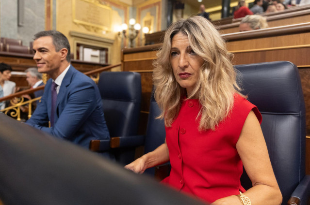 El presidente del Gobierno, Pedro Sánchez, y la vicepresidenta segunda, Yolanda Díaz, durante una sesión de control, en el Congreso de los Diputados, a 12 de junio de 2024, en Madrid (España).