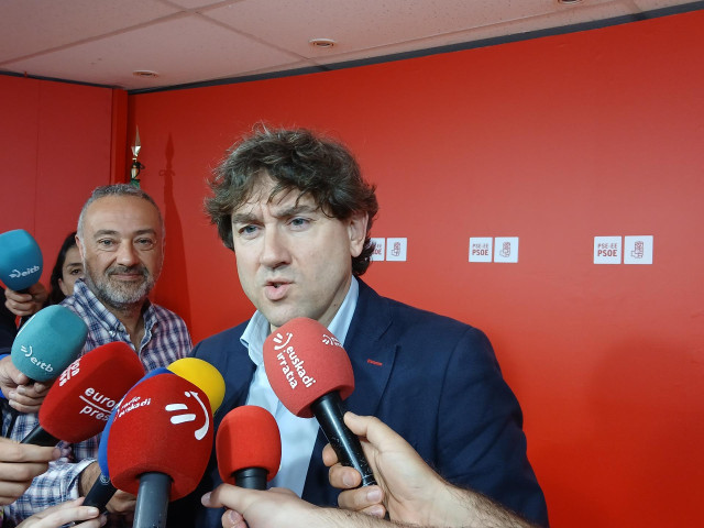 El secretario general del PSE-EE, Eneko Andueza, en declaraciones a los medios en la sede del PSE-EE en Bilbao.