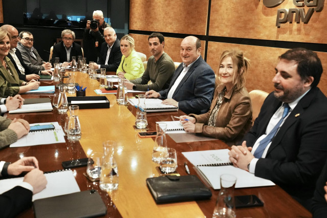 Archivo - El presidente del PNV, Andoni Ortuzar (3d) y el candidato del PNV a lehendakari, Imanol Pradales (4d), durante una reunión del Euzkadi Buru Batzar del PNV, en Sabin Etxea