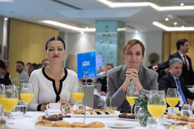 La ministra de Juventud e Infancia, Sira Rego (i) y la ministra de Sanidad, Mónica García (d), durante un desayuno informativo de Europa Press, en el Hyatt Regency Hesperia Madrid, a 13 de junio de 2024, en Madrid (España).
