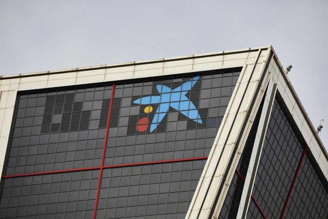 Archivo - El logo de Caixabank tras la sustitución por el de Bankia en las torres Kio, en Madrid (España), a 27 de marzo de 2021.