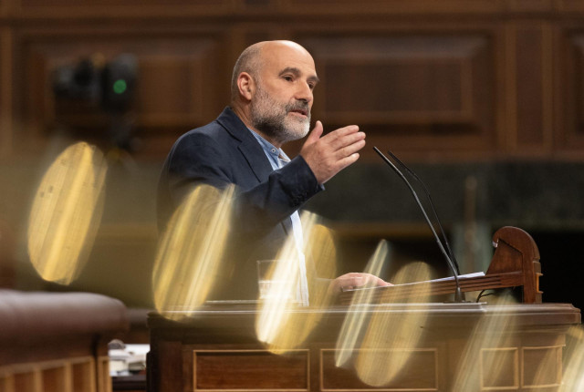 El diputado del BNG en el Congreso, Néstor Rego, interviene  durante una sesión plenaria, en el Congreso de los Diputados, a 11 de junio de 2024, en Madrid (España).