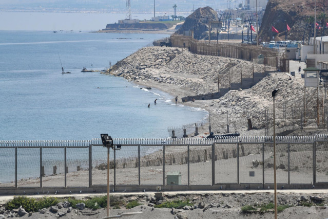Archivo - Guardias marroquíes vistos desde el espigón de la playa del Tarajal, a 25 de julio de 2022, en Ceuta (España). (Foto de archivo).