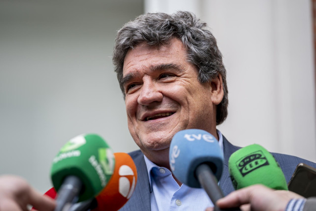 Archivo - El ministro de Inclusión Seguridad Social y Migraciones, José Luis Escrivá, atiende a los medios en una imagen de archivo.