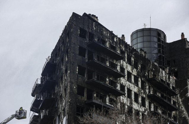 Archivo - Bomberos en una grúa sanean la fachada quemada, a 26 de febrero de 2024, en Valencia, Comunidad Valenciana (España). Un incendio de grandes dimensiones arrasó el pasado 22 de febrero un edificio de 14 plantas en el barrio valenciano de Campanar.