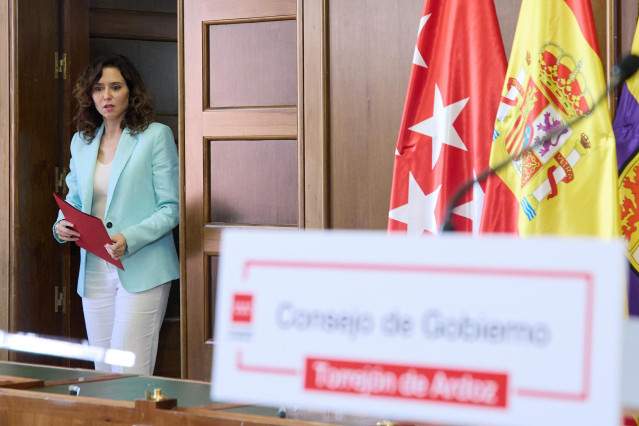 La presidenta de la Comunidad de Madrid, Isabel Díaz Ayuso, ofrece una rueda de prensa tras la reunión del Consejo de Gobierno, en el Ayuntamiento de Torrejón de Ardoz, a 12 de junio de 2024, en Torrejón de Ardoz, Madrid (España).