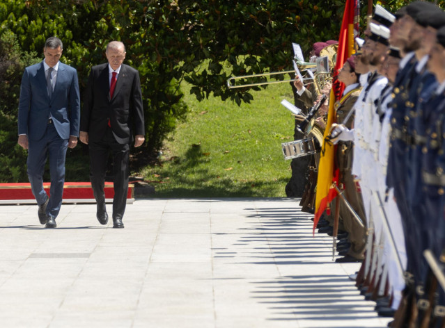 El presidente de Gobierno, Pedro Sánchez (i) y el presidente de la República de Turquía, Recep Tayyip Erdogan (d), llegan a una reunión en el complejo de la Moncloa, a 13 de junio de 2024.