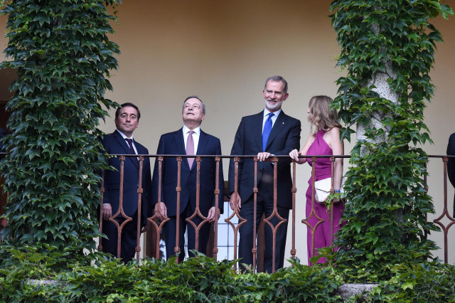 (El ministro de Asuntos Exteriores, José Manuel Albares; el expresidente del Banco Central EuropeoMario Draghi; el Rey Felipe VI y la presidenta de Extremadura, María Guardiola, a su llegada a la cena previa al XVII ‘Premio Europeo Carlos V
