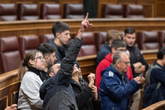Archivo - Varias personas durante la Jornada de Puertas Abiertas en el Congreso de los Diputados, a 1 de diciembre de 2023, en Madrid (España).