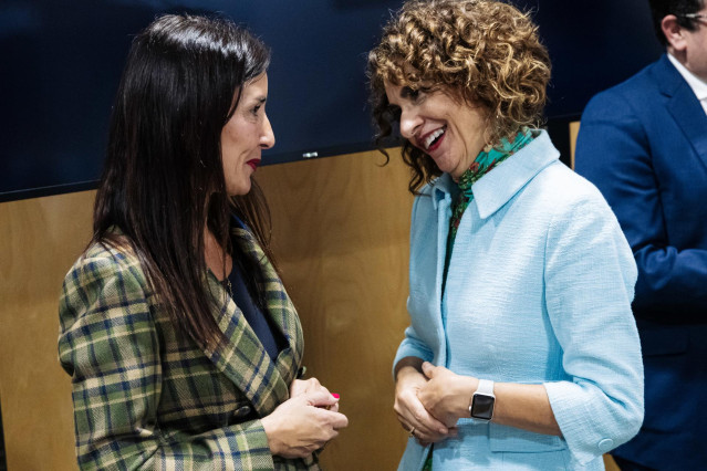 Archivo - La consellera de Hacienda de la Comunidad Valenciana, Ruth Merino (i) y la vicepresidenta cuarta y ministra de Hacienda, María Jesús Montero (d)