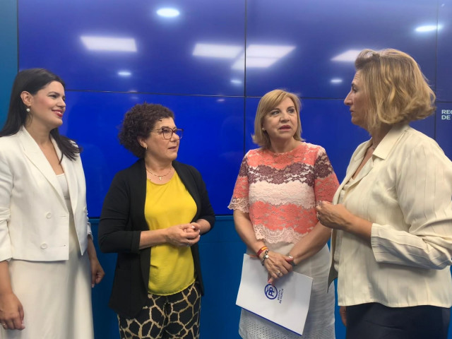 Declaraciones de la diputada nacional del Partido Popular de la Región de Murcia, Violante Tomás, segunda por la derecha, durante la rueda de prensa