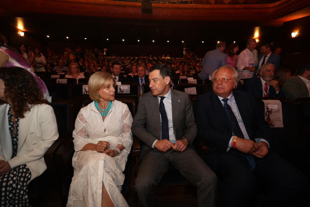 El presidente de la Junta de Andalucía, Juanma Moreno (c), en la clausura del Congreso Internacional de Calidad y Sostenibilidad Turística, en Jerez de la Frontera (Cádiz).