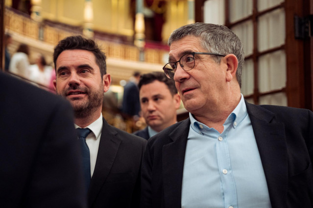 El portavoz del PSOE en el Congreso, Patxi López (d), a su salida de un pleno en el Congreso de los Diputados, a 13 de junio de 2024, en Madrid (España).