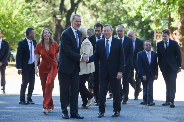 El Rey Felipe VI saluda al expresidente del Banco Central Europeo y expresidente del Consejo de Ministros de la República de Italia, Mario Draghi (d), a su llegada a la entrega el 