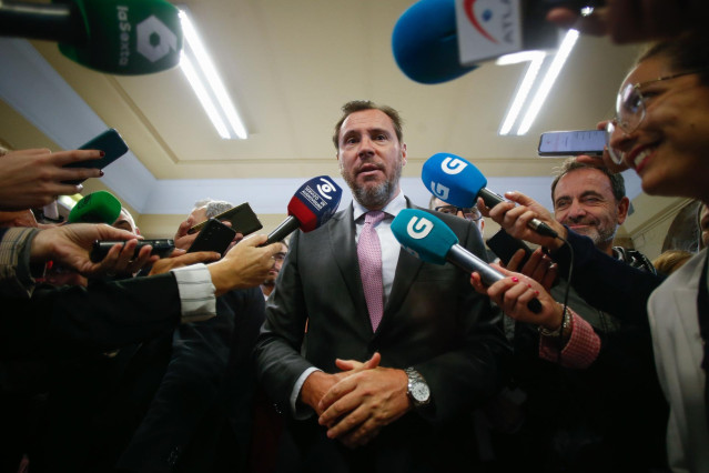 El ministro de Transportes y Movilidad Sostenible, Óscar Puente, ofrece declaraciones a los medios durante su visita en Lugo.