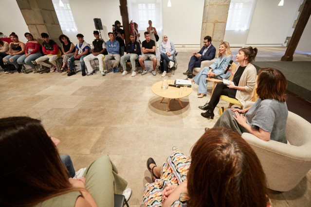La vicepresidenta segunda del Gobierno de España, Yolanda Díaz (i), y la vicepresidenta tercera y consejera de Vivienda, Juventud y Políticas Migratorias, Begoña Alfaro (d), durante un encuentro con jóvenes del programa Kideak.