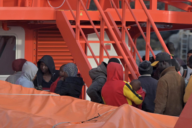Una embarcación de Salvamento Marítimo rescata a 190 migrantes que llegaron anoche en una patera, en el puerto de la Restinga de El Hierro